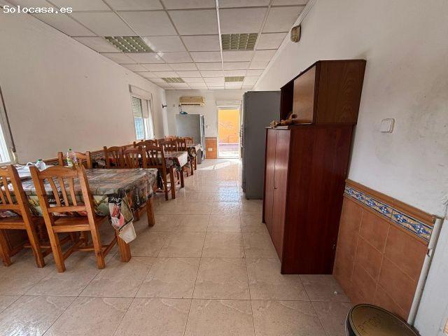 Complejo hostelero con 31 habitaciones, salón de fiestas, piscina y parking para 200 vehículos