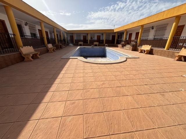 Complejo hostelero con 31 habitaciones, salón de fiestas, piscina y parking para 200 vehículos