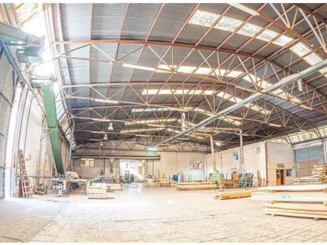 Complejo industrial con más de 6.000 m2 y gran parcela en Orihuela