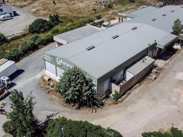Complejo industrial de 3.172 m² sobre parcela de 12.000 m² con cámaras frigoríficas y nave nueva en Casabermeja