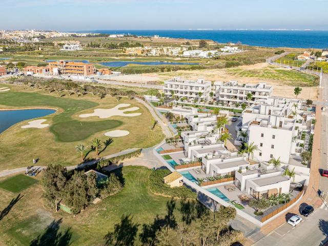 Complejo residencial de nueva construcción cerca de Serena Golf y el Mar Menor en Los Alcázares