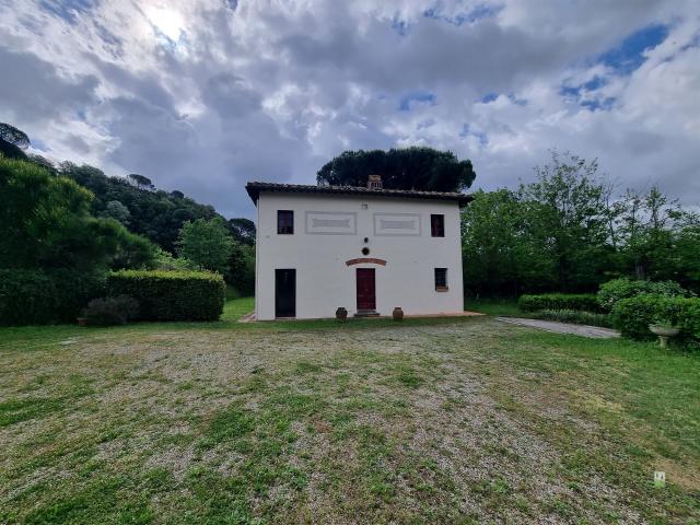 Complesso di casali con terreno e piscina in vendita tra Pis. 560m² Montopoli in Val d'Arno