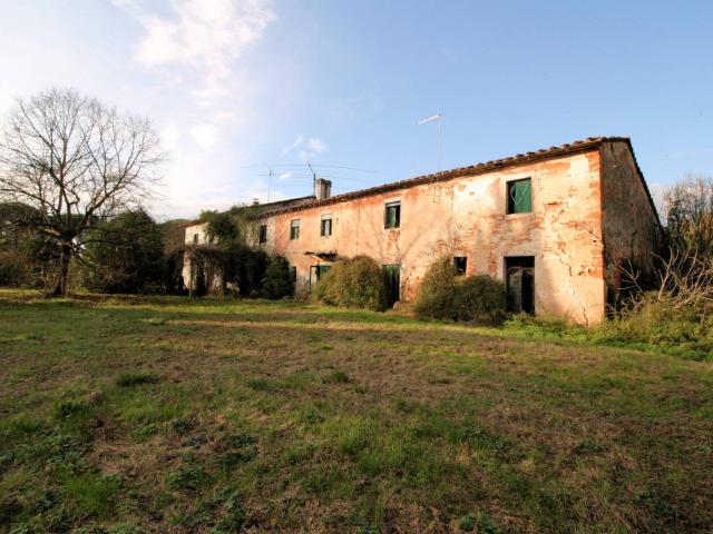 Complesso immobiliare di ampia metratura da ristrutturare in vendita a Altopascio, Spianate