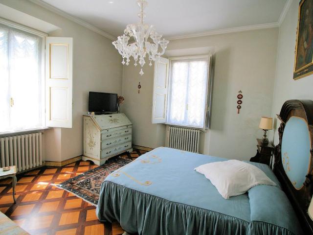 Complesso immobiliare di ampia superficie con parco in vendita a Bagni di Lucca