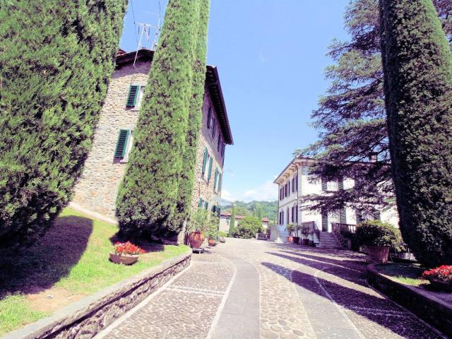 Complesso immobiliare di ampia superficie con parco in vendi. 820m² Bagni di lucca ponte