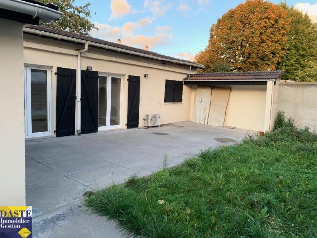 comprenant entrée, séjour, cuisine, 2 chambres et salle d'ea