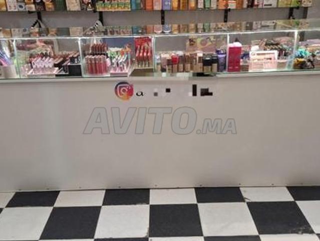 Comptoir / Vitrine de magasin de cosmétiques en bon état