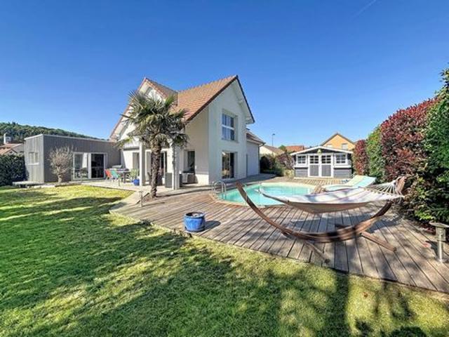 Contemporaine avec piscine et belles prestations