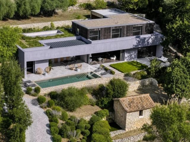 Contemporaine à pied du village