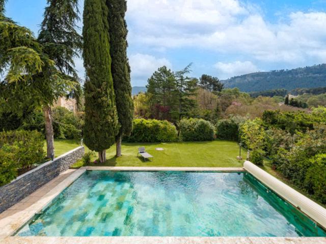 Contemporaine et charme dans un écrin de verdure