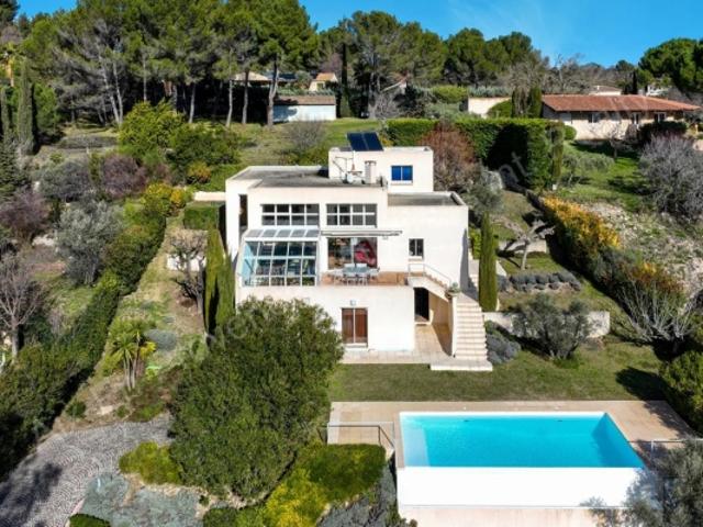Contemporaine en position dominante et vue exceptionnelle