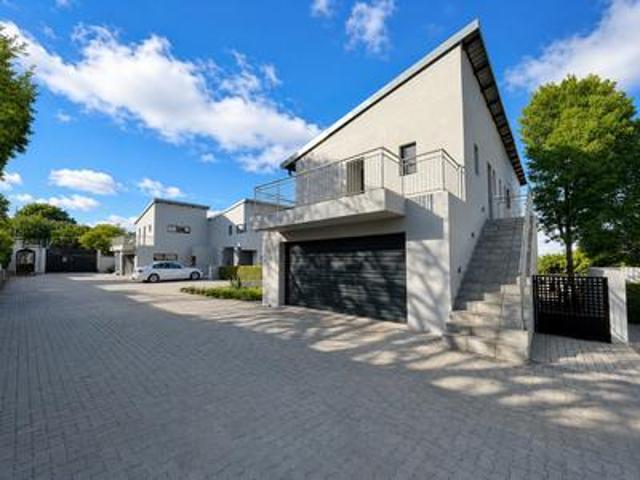 contemporary 4 bedroom family home o.