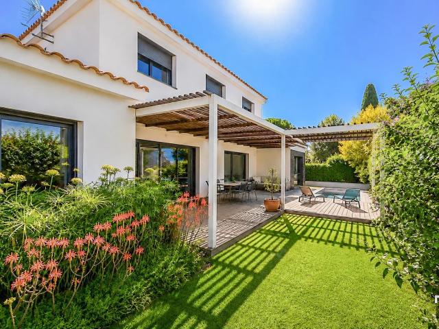 Contemporary Family Villa with Swimming Pool in the Prestigi. 150m² Marseille 2Ème