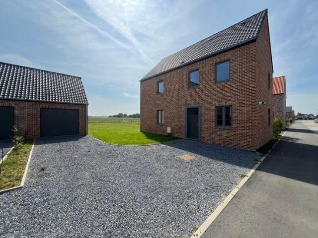 Contemporary house 3 bedrooms with garage and large garden