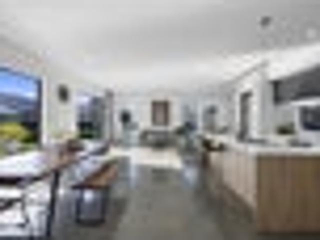CONTEMPORARY IN PRIME LOCATION