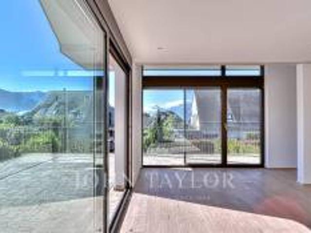 Contemporary semi detached villa, like new