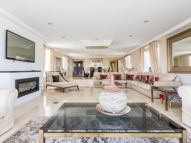 Contemporary style villa on a large plot with sea views in Elviria