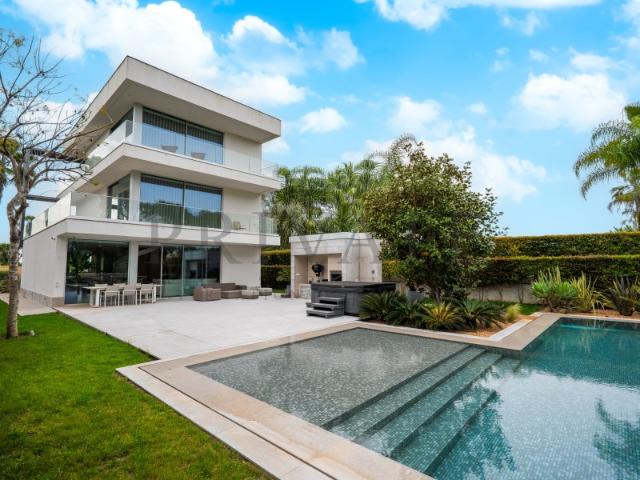 Contemporary Villa Overlooking the Golf Course in Vilamoura