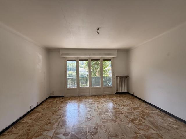 CONTES 3 pièces 63m2 doubles balcons traversant Est Ouest Lumineux à rafraichir pas de vis à vis