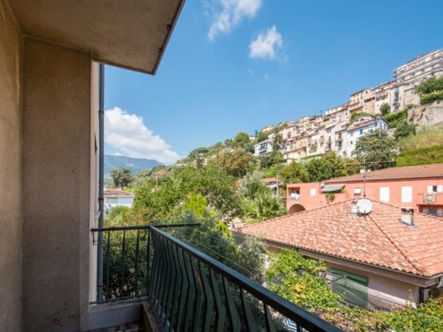 CONTES APPARTEMENT 3 PIECES DE 62 M² A VENDRE 2 BALCONS TRAVERSANT LUMINEUX A RÉNOVER CALME STATIONNEMENT FACILE