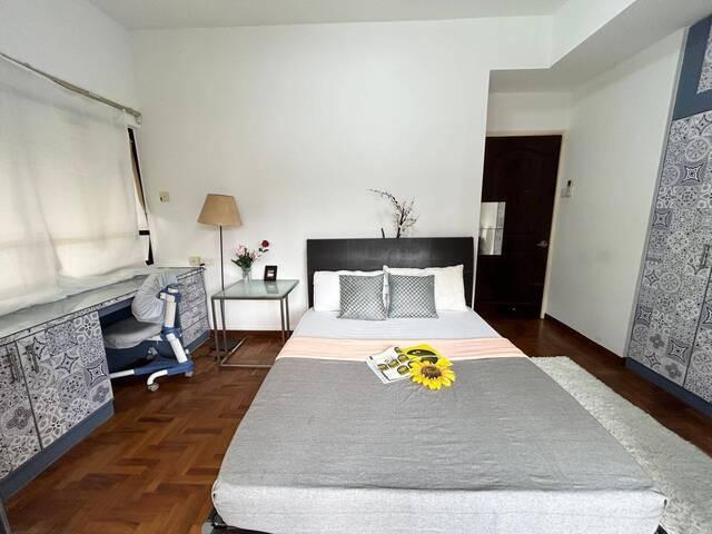 Convenient location Condo Queen room @ Tiong Bahru MRT.
