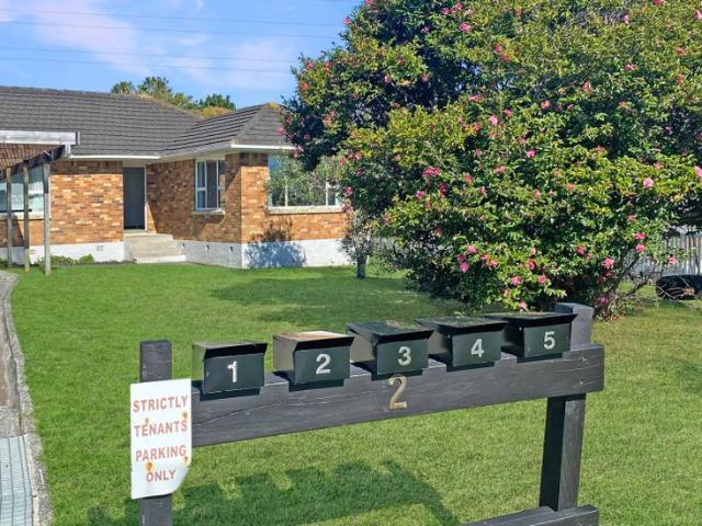 Convenient Te Atatu Living Lawns Included