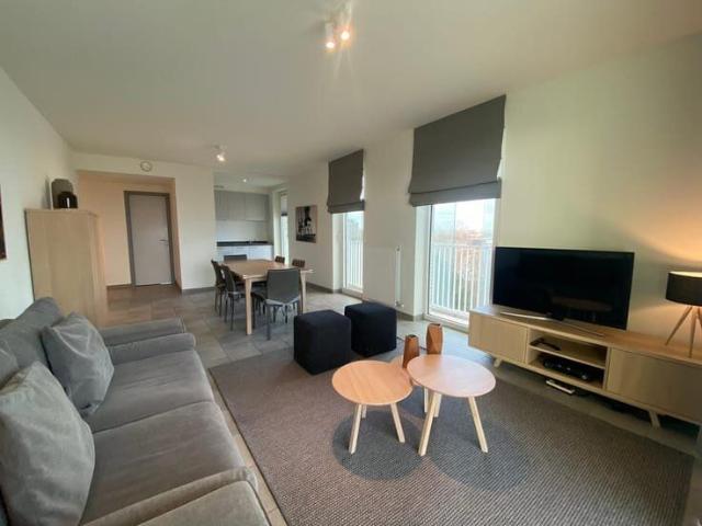 Conveniently located, furnished 3 bedroom flat + parking