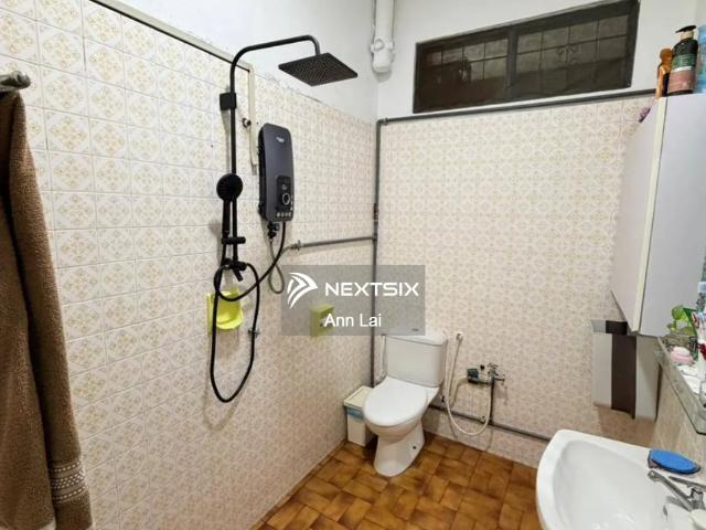 Conveniently located in a mature neighborhood with easy access to schools, shops, restaurants, and major roads, this home combines convenience with affordability