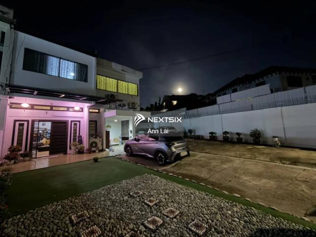 Conveniently located near schools, shopping, dining, and major highways, this home is priced at RM2,000,000, offering an exceptional opportunity in one of Setia Alam's most prestigious neighborhoods