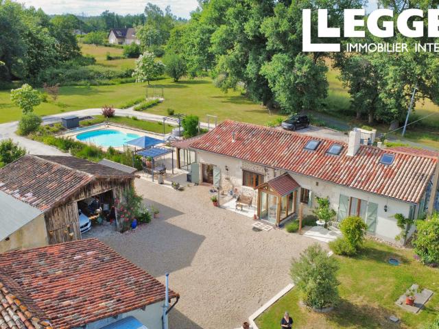 Conversion de grange de haute qualité avec 4 chambres et piscine chauffée, au cœur de la forêt de la Double