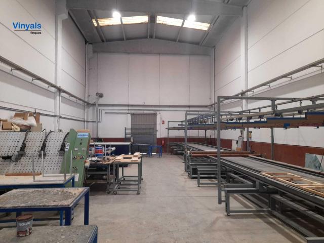 Con oficinas, suministros y patio privado!