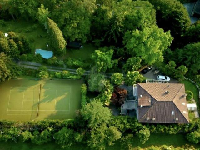 CON PARCO E CAMPO DA TENNIS PRIVATI