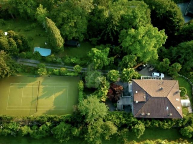 CON PARCO E CAMPO DA TENNIS PRIVATI