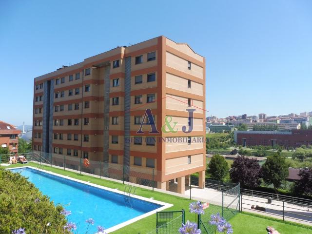 CON PISCINA Y PISTA DE PÁDEL
