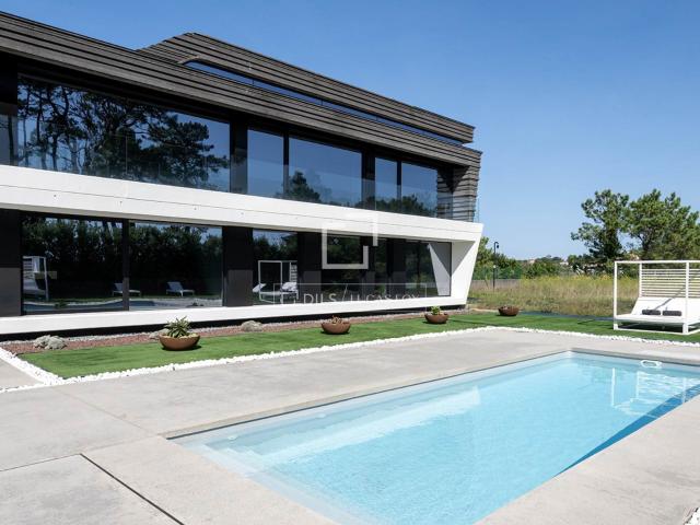 Con un diseño y acabados de primera calidad, esta vivienda c. 573m² A Pobra do Caramiñal