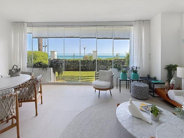Con una ubicación en primera línea de playa y acceso directo. 115m² Estepona