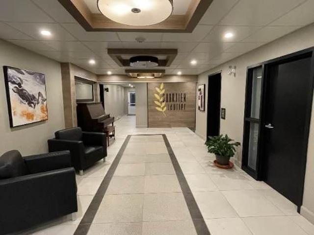 Condo 4 1/2 locatif moderne avec ascenseur