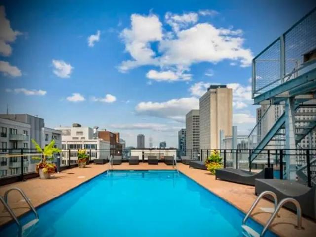 Condo 4 1/2 sur coin au 8 ème étage proche de tous les services