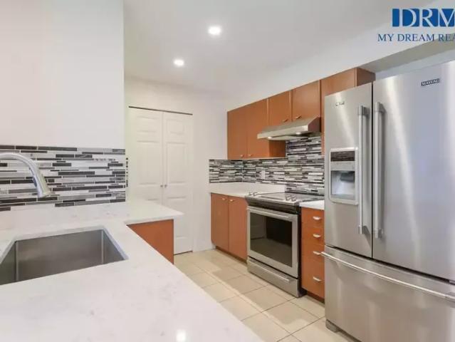 Condo 3 Bedroom For Rent Surrey BC 2400 ES103215643