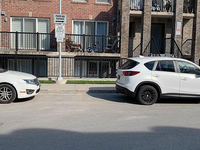 Condo Townhouse 2 Bed + Den 2 Bath, Keele/wilson/401/400