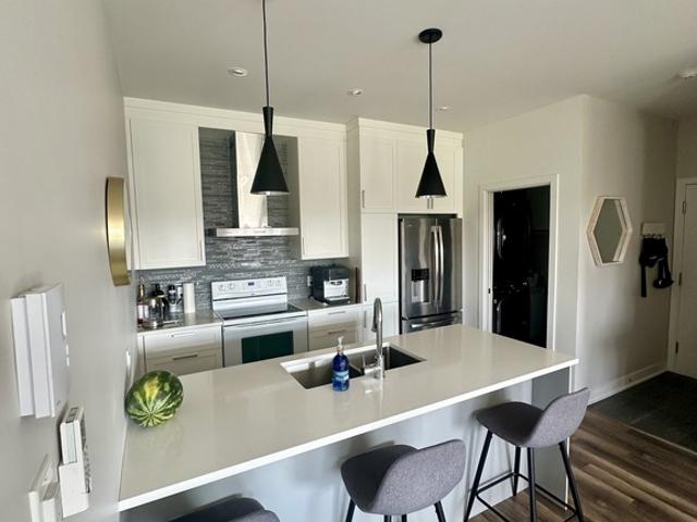 Condo à Louer 4220 Rue Bernard Hubert, Saint Hubert Longueuil 8 photos | Logis Québec