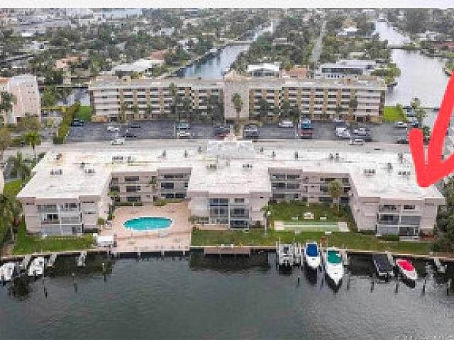 Condo à Vendre Hallandale Beach Rénové Sur L Intercoastal lac
