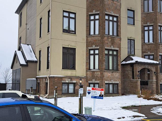 Condo For Sale Low Condo Fees: Only $275!