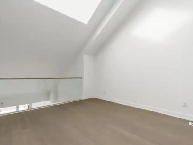 Condo For Rent Collingwood ON 2450 ES102658406