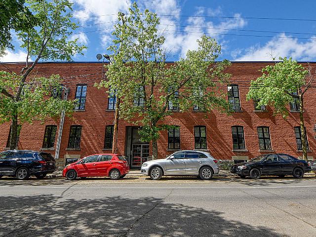 Condo Incluant Entrepôt Et Garage