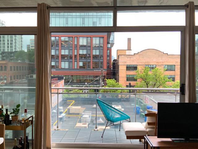Condo @ King & Portland 1 Bed + Den + Parking + Locker March 1