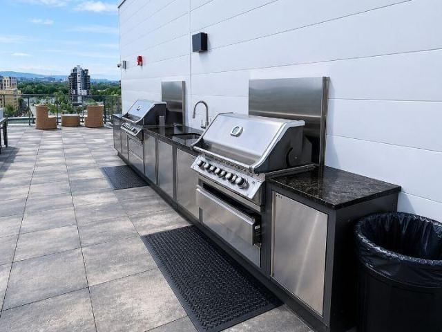 Condo locatif — 4½ neuf, jamais habité — Piscine sur le toit — Au pied du métro Cartier, Laval