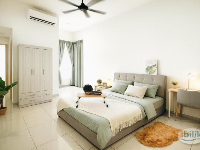 Condo Master Room, Free Parking near MRT Taman Equine,UPM, Seri Kembangan