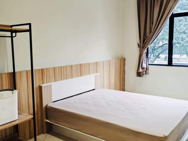 Condo. Middle AirCon Room at Taman Puncak Jalil, Bandar Putra Permai