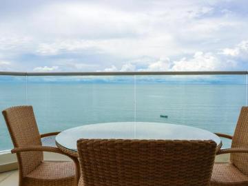 Condominio de Tres Habitaciones Frente Al Mar en Venta en Decameron
